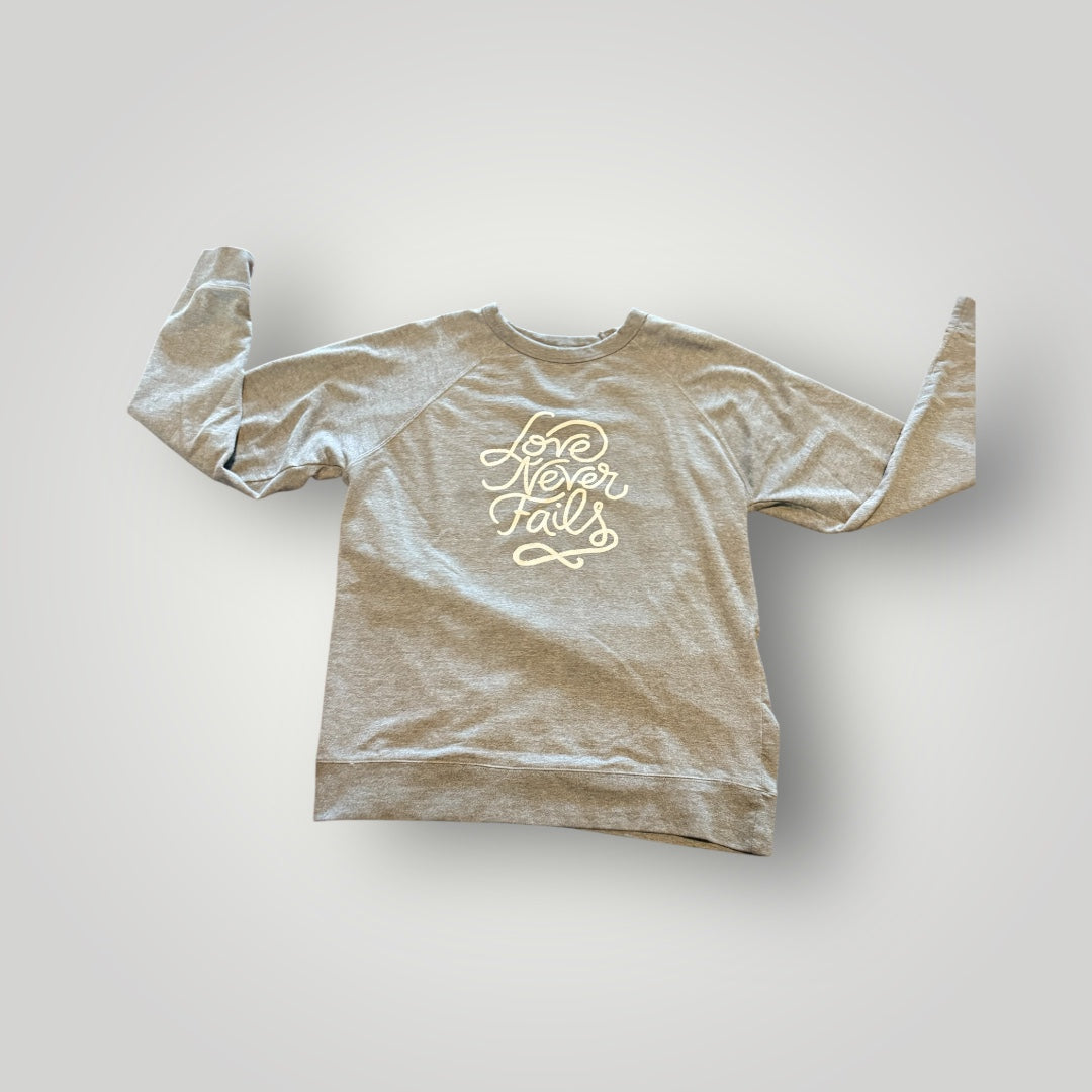 Love Never Fails Sweatshirt Size XL