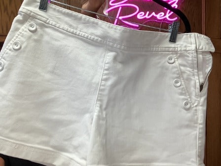 whote Loft shorts, 8
