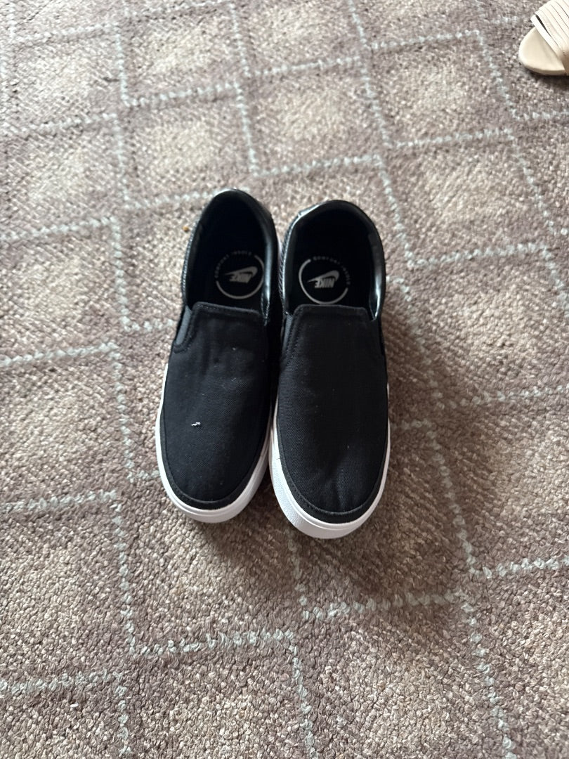 Black Nike Women-Shoes, 5.5